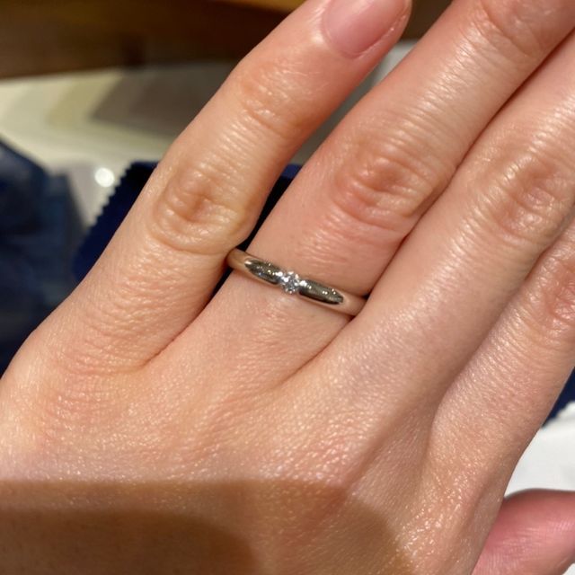 【銀座ダイヤモンドシライシの口コミ】 シンプルなデザインで、彼女の結婚指輪はダイヤモンドが特殊な形状ではめ…