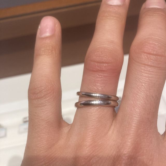 【銀座ダイヤモンドシライシの口コミ】 シンプルなデザインで、彼女の結婚指輪はダイヤモンドが特殊な形状ではめ…