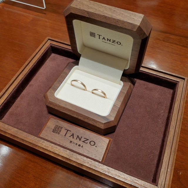 【TANZO.(鍛造指輪)の口コミ】 婚約指輪と同じピンクゴールドにしました。2人とも同じピンクゴールドの指…