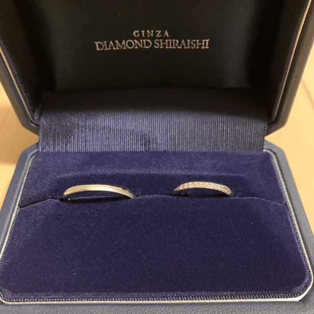 【銀座ダイヤモンドシライシの口コミ】 夫の購入した指輪
シンプルでいて、かつ、デザインのある、夫好みの指輪で…