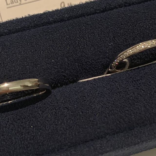 【4℃ BRIDAL(ヨンドシーブライダル)の口コミ】 婚約指輪と同じシリーズで、婚約指輪と重ね付けできるようにこちらの指輪…