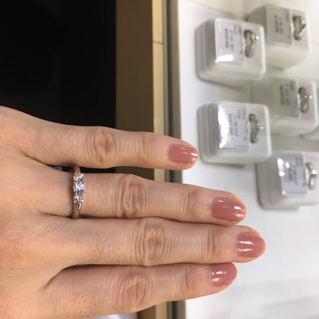 【LEHAIM(レハイム)の口コミ】 大きめのダイヤが真ん中に三つ付いていて、全体的にコロンとした可愛い印…