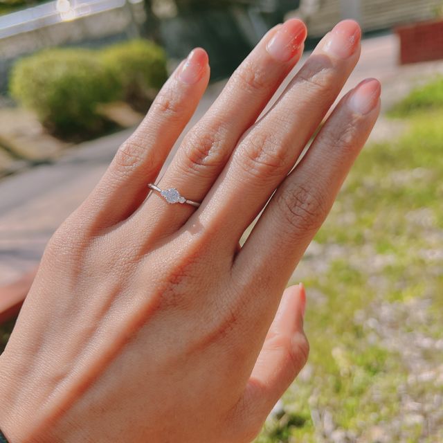 【エクセルコダイヤモンド(EXELCO DIAMOND)の口コミ】 婚約指輪は重ね付けをして使う予定でいて、シンプルかつ上品な指輪を探し…