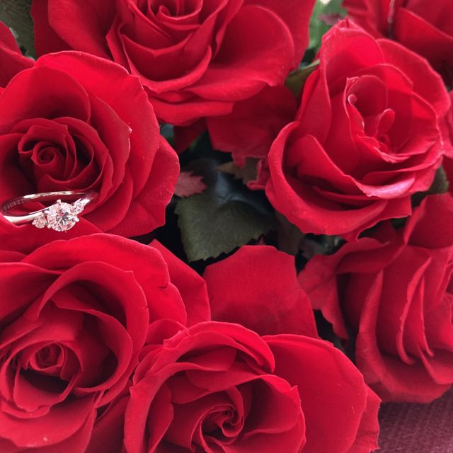 【銀座ダイヤモンドシライシの口コミ】 ダイアが3つも付いてて華やかさが一番だったのと、リングのフォルムが私の…