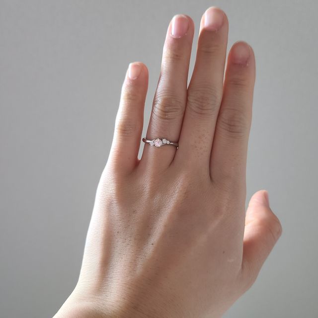【銀座ダイヤモンドシライシの口コミ】 結婚指輪と重ねづけしても違和感なくつけられるセットリングまたはそれに…