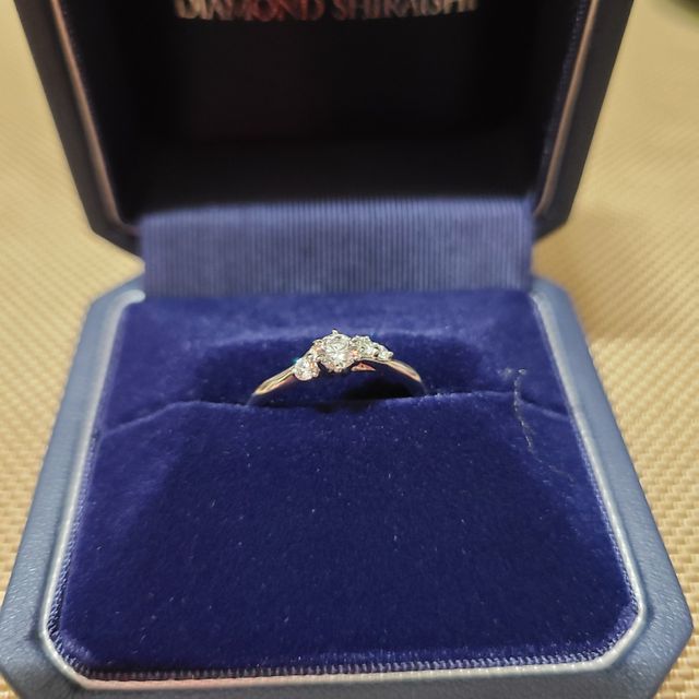 【銀座ダイヤモンドシライシの口コミ】 結婚指輪と重ねづけしても違和感なくつけられるセットリングまたはそれに…