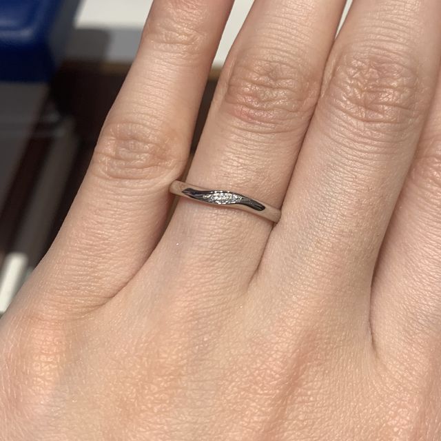 【銀座ダイヤモンドシライシの口コミ】 ストレート寄りのほんのりウェーブです。3連のダイヤモンドがついています…