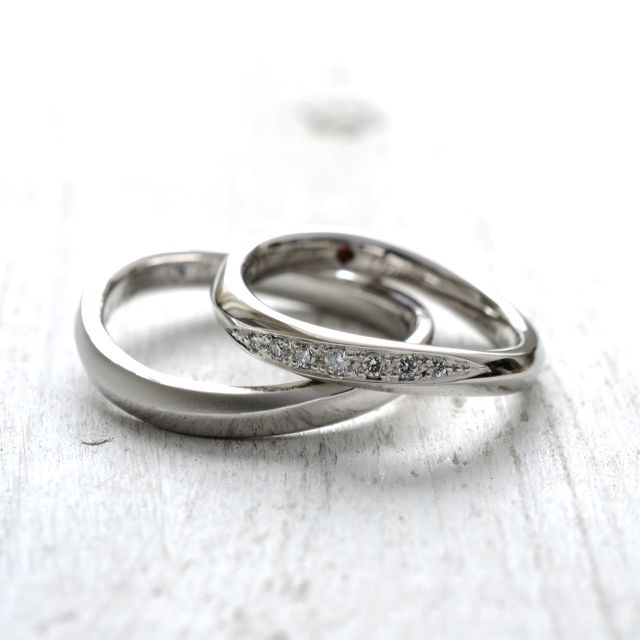 【湘南彫金工房 andfuseの口コミ】 ウェーブデザインが気に入りました。片方は珍しい鏡面と艶消しのダブル仕…