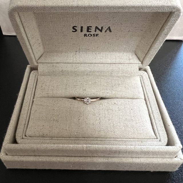 【SIENAROSE(シエナロゼ)の口コミ】 デザイン
BIRTH FLOWER 2月のフリージアを表現した指輪ということで、ダイ…