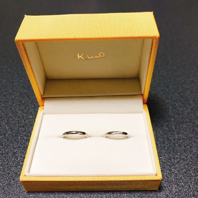【ケイウノ ブライダル(K.UNO BRIDAL)の口コミ】 笑顔がコンセプトの指輪であり、えくぼのようなくぼみがあるのが特徴です…