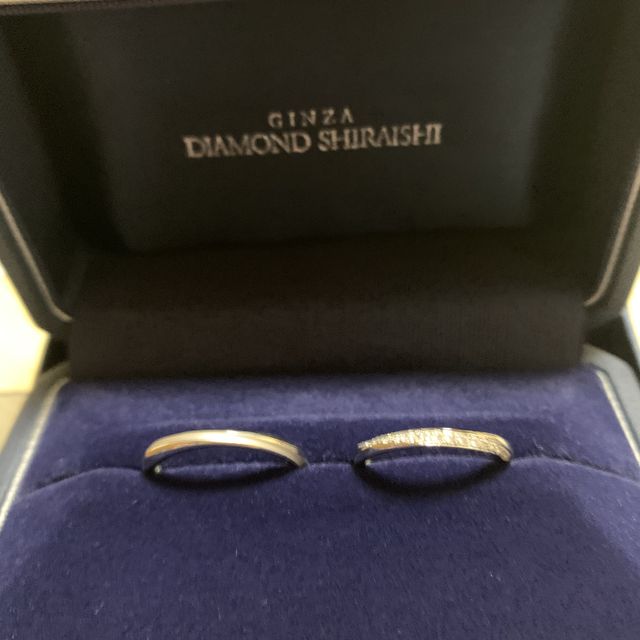 【銀座ダイヤモンドシライシの口コミ】 指輪のデザインは、私の方はダイヤモンドが斜めに入っているものを選びま…