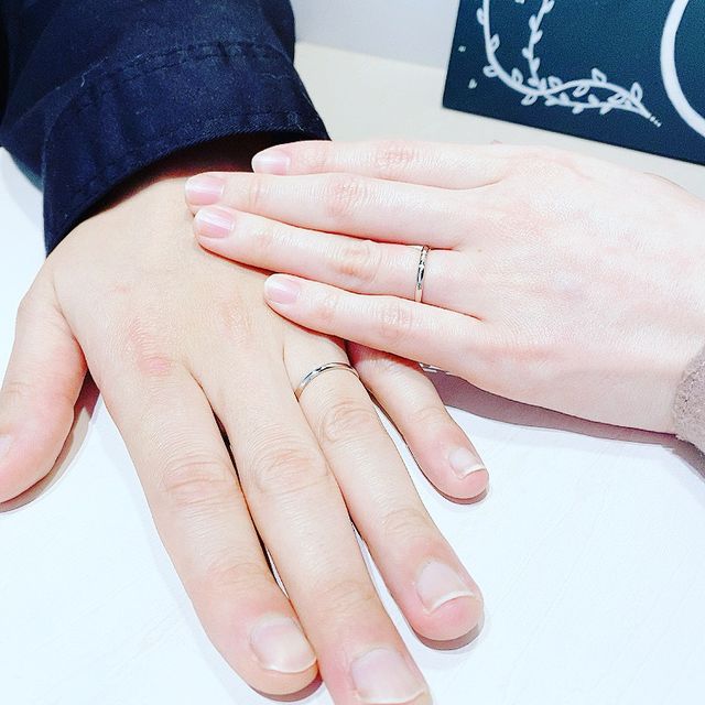 【Flowaves(フロウェーブス)の口コミ】 細めのシンプルな指輪が良いと思っており、店員さんが何パターンかセレク…