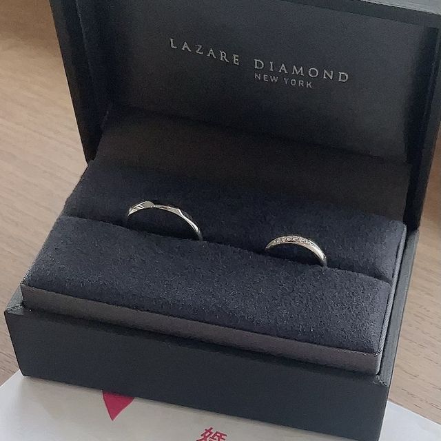 【ラザール ダイヤモンド(LAZARE DIAMOND)の口コミ】 女性用は細めのリングが指を綺麗に見せてくれて、斜めに入ったメレダイヤ…