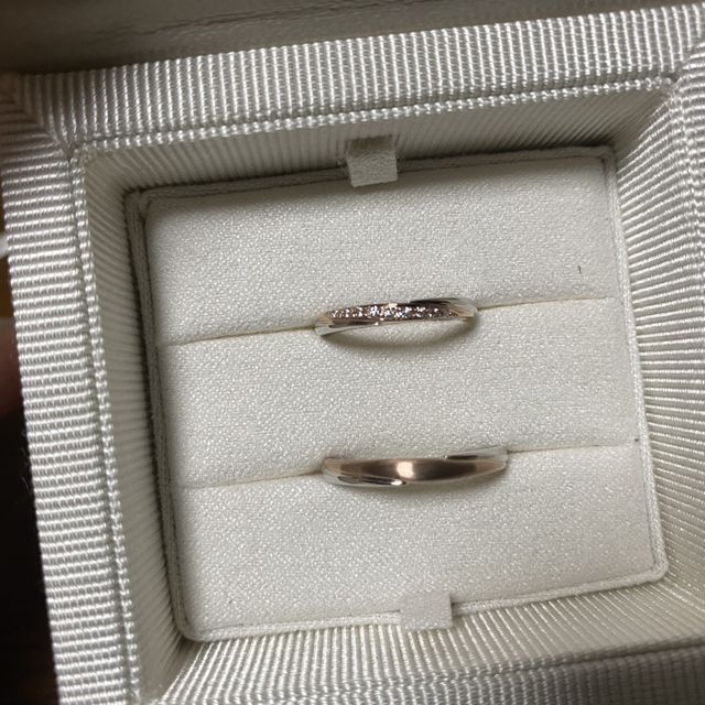 【AMOUR AMULET(アムール・アミュレット)の口コミ】 ・ストレートよりも、カーブが入った形もの
・ピンクゴールドが入っている…