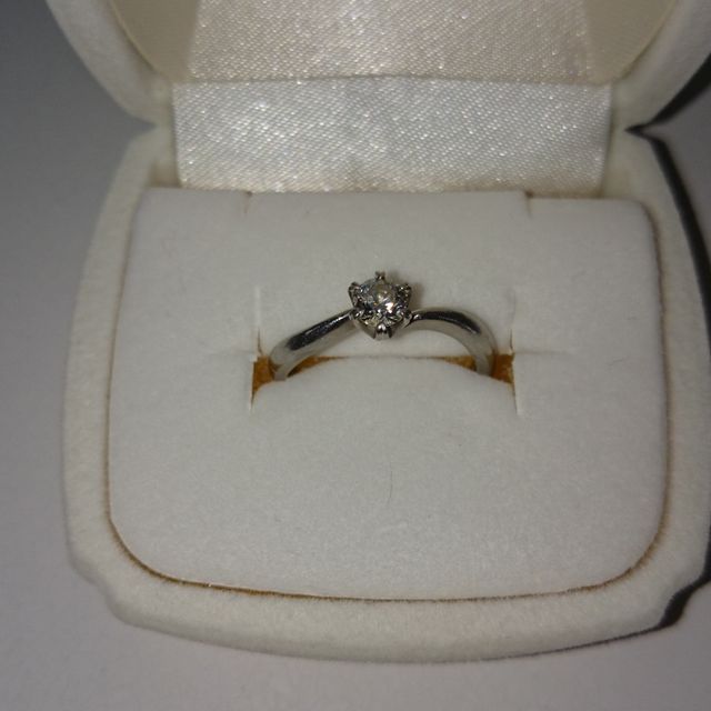 【4℃ BRIDAL(ヨンドシーブライダル)の口コミ】 シンプルな婚約指輪がいいと彼に伝えて、一緒にネットで指輪を検索したり…