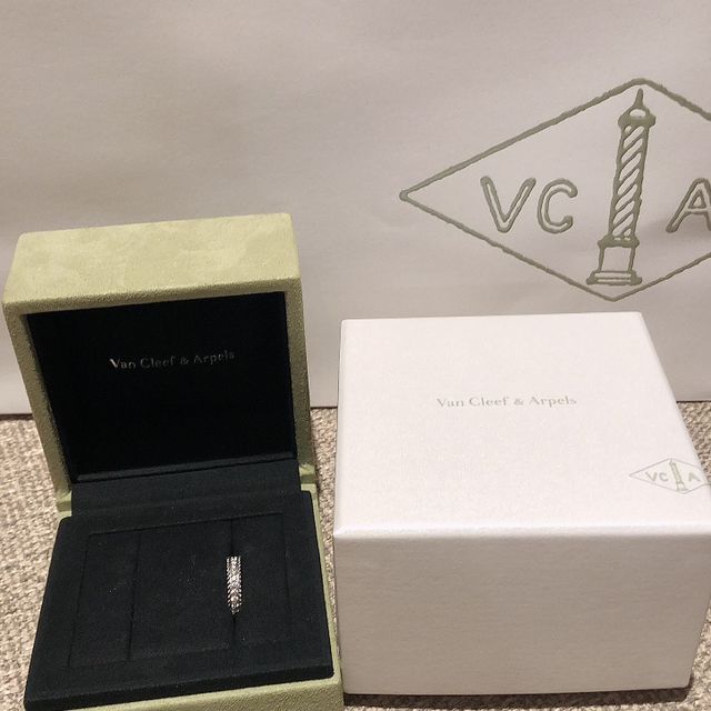 【ヴァン クリーフ＆アーペル(Van Cleef & Arpels)の口コミ】 指輪のデザインはフルエタニティー、素材はプラチナで探していました。
ダ…