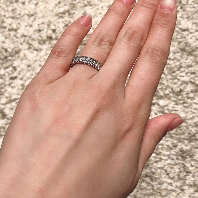 【ヴァン クリーフ＆アーペル(Van Cleef & Arpels)の口コミ】 指輪のデザインはフルエタニティー、素材はプラチナで探していました。
ダ…