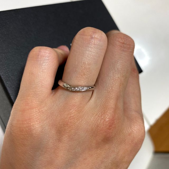 【ラザール ダイヤモンド(LAZARE DIAMOND)の口コミ】 エンゲージリングがウェーブのデザインだったのでそれに合わせたデザイン…