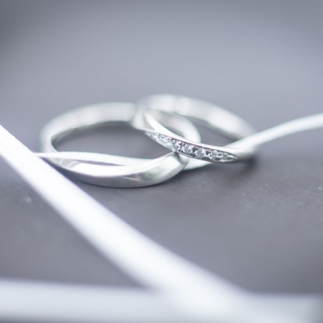 【ROYAL ASSCHER(ロイヤル・アッシャー)の口コミ】 夫婦共々指が細いため、細めのリングを探していました。こちらの指輪は希…