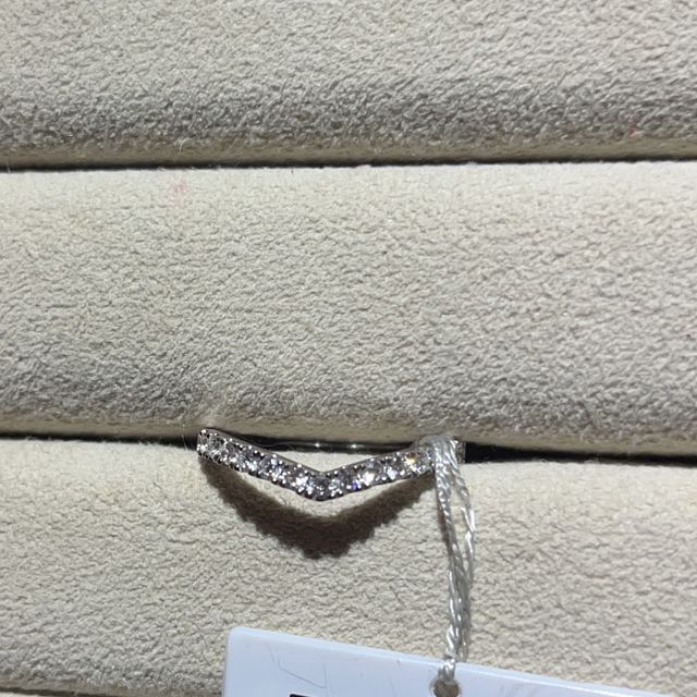 【TRECENTI(トレセンテ)の口コミ】 色々な指輪を見て回り、
ウェーブかVかで探していましたが
Vの形が一番綺…