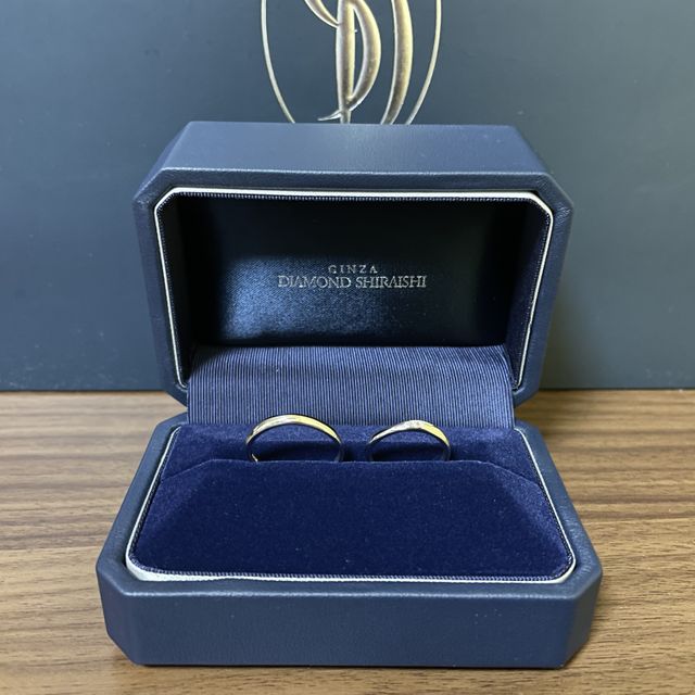 【銀座ダイヤモンドシライシの口コミ】 一生身につけるものなのでシンプルさを重視して選びました。女性の指輪は…