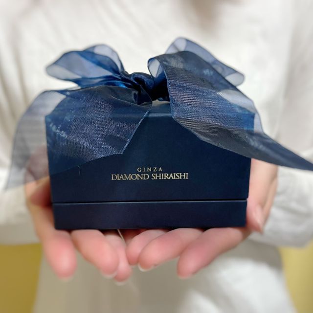 【銀座ダイヤモンドシライシの口コミ】 一生身につけるものなのでシンプルさを重視して選びました。女性の指輪は…