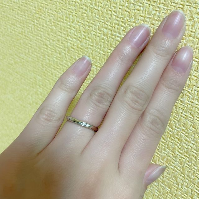 【銀座ダイヤモンドシライシの口コミ】 一生身につけるものなのでシンプルさを重視して選びました。女性の指輪は…