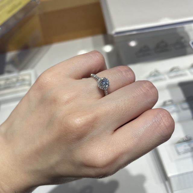 【銀座ダイヤモンドシライシの口コミ】 SNSでこちらのブーケというデザインを見て一目惚れして、店舗へ伺いました…