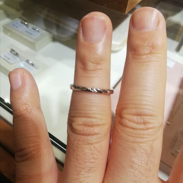 【TRECENTI(トレセンテ)の口コミ】 結婚指輪を探していました。いろんな指輪を試着しましたが、シンプルなデ…