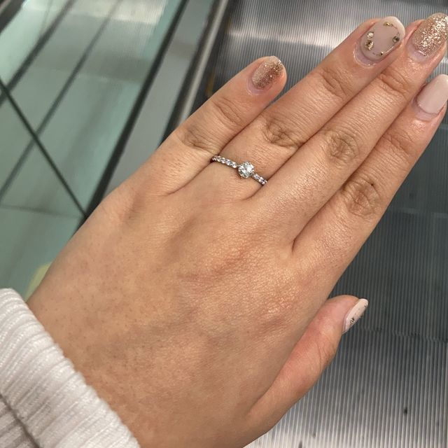 【ひなの口コミ】 ダイヤが1点、周りに小さなダイヤで覆うデザインです。ほんとに色々なブラ…