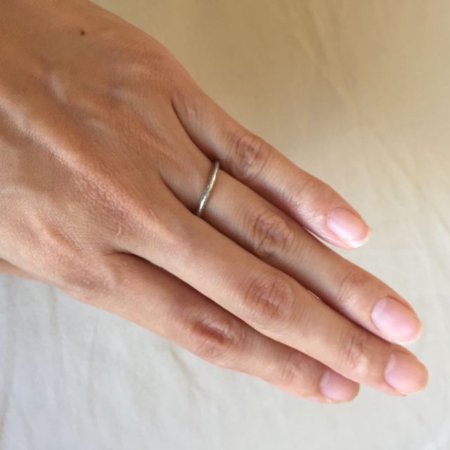 【MALCOLM BETTS(マルコムベッツ)の口コミ】 主人も私も細身のデザインに絞って探していましたが、細身だとどこか安っ…