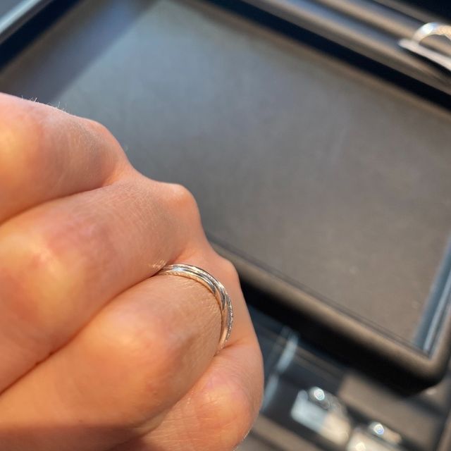 【エクセルコダイヤモンド(EXELCO DIAMOND)の口コミ】 指輪のデザインは、ややカジュアル寄りの印象です。
隣で見てもらった意見…