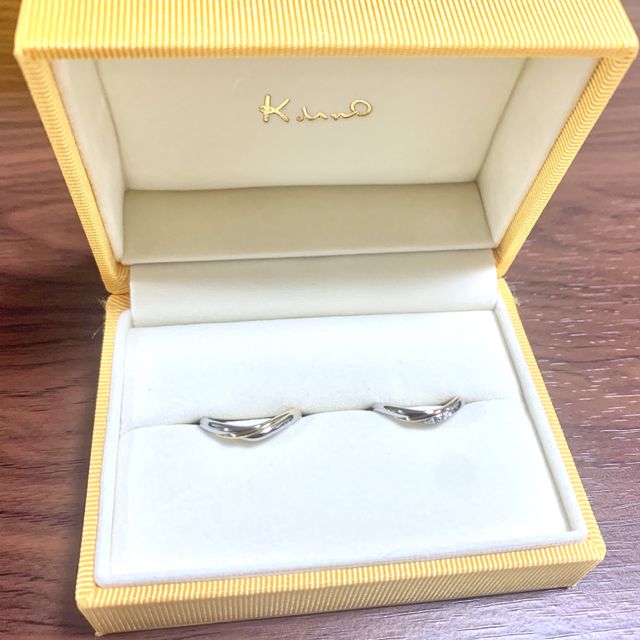 【ケイウノ ブライダル(K.UNO BRIDAL)の口コミ】 ウェーブタイプのものを探していて、2色使いのデザインに惹かれました。価…