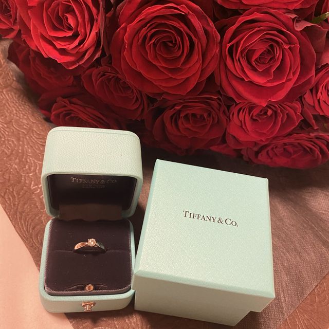 【ティファニー(Tiffany & Co.)の口コミ】 彼女と実際に指輪をはかりに行った際に元々欲しがっていたTiffanyを購入し…