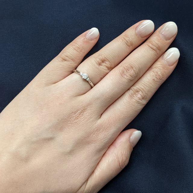 【4℃ BRIDAL(ヨンドシーブライダル)の口コミ】 プラチナ素材で、大きいダイヤの両端に小さいダイヤがついているものにし…