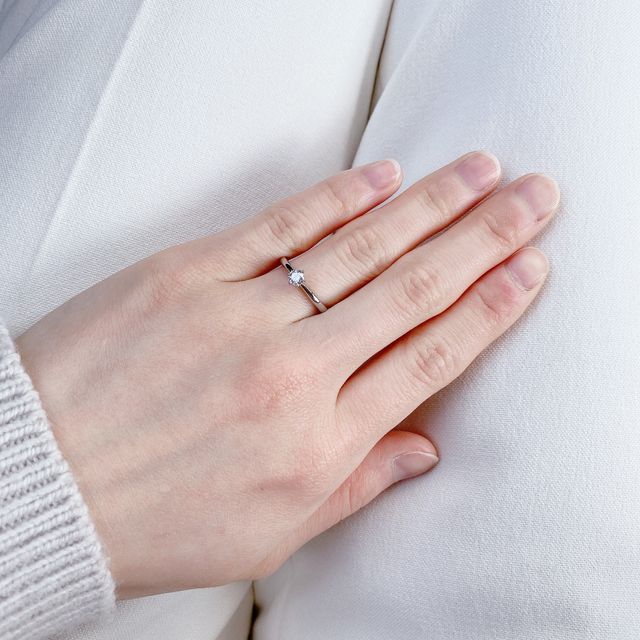 【アイプリモ(I-PRIMO)の口コミ】 爪が6個、あまり高さがなくシンプルなデザイン。
結婚指輪を視野に考え、…