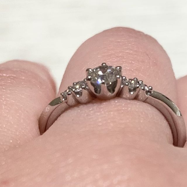 【TRECENTI(トレセンテ)の口コミ】 センターダイヤは結婚式に見立て、サイドメレダイヤは二人のこれまでの歩…