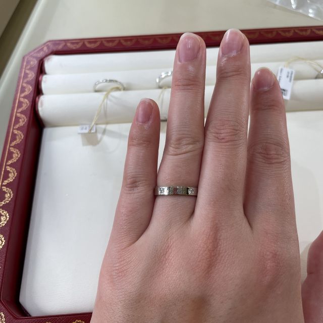 【カルティエ(Cartier)の口コミ】 カルティエのロゴを挟むように、ダイアモンドが付いていて、とても印象に…