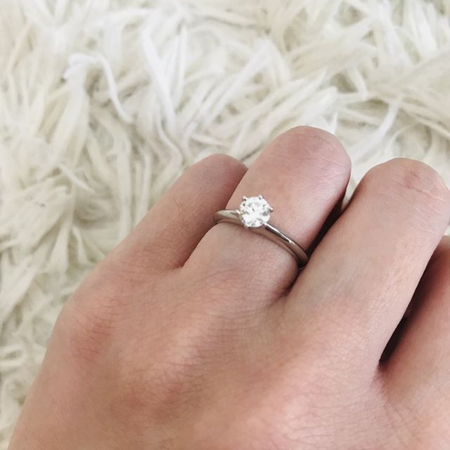 【ティファニー(Tiffany & Co.)の口コミ】 指輪のデザインは一般的な6本の爪によるセッティングで凄い綺麗にダイヤモ…