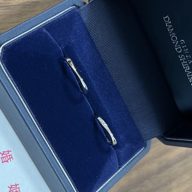 【銀座ダイヤモンドシライシの口コミ】 おたがいに指が細いため、細めのデザインがよくてこちらにしました。ひね…