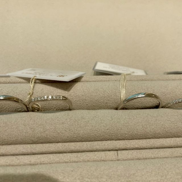 【WEDYの口コミ】 細かめのダイヤモンドがいくつもついていて、華奢なデザインのリングを探…