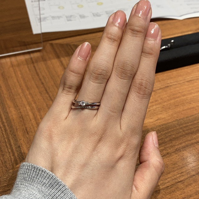 【BIJOUPIKO(ビジュピコ)の口コミ】 S字のウェーブで、指が細く長く綺麗に見えます。また、プラチナの輝く素材…