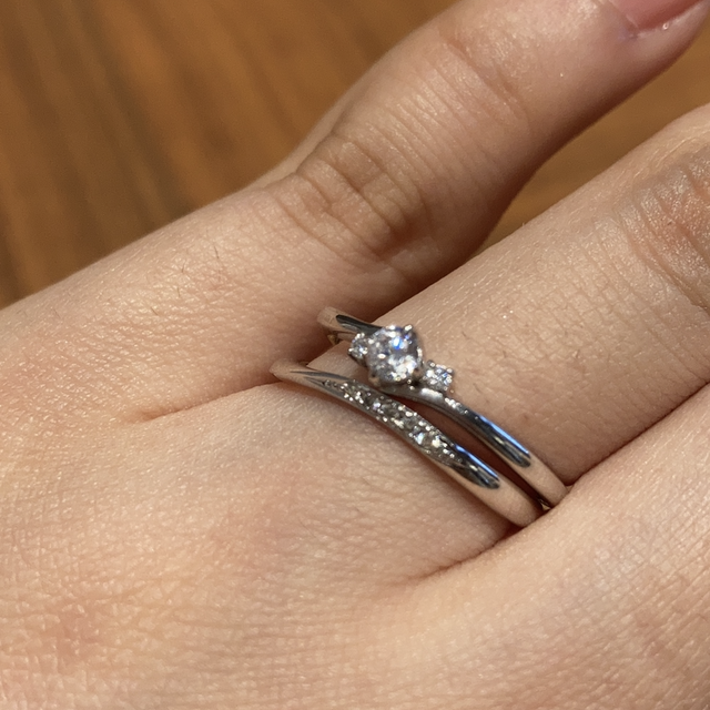 【BIJOUPIKO(ビジュピコ)の口コミ】 S字のウェーブで、指が細く長く綺麗に見えます。また、プラチナの輝く素材…