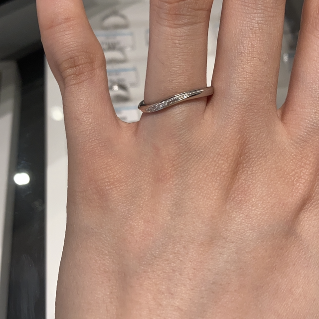 【エクセルコダイヤモンド(EXELCO DIAMOND)の口コミ】 S字のウェーブのデザインと、職人の方が手打ちで打ち込むミル打ちが非常に…