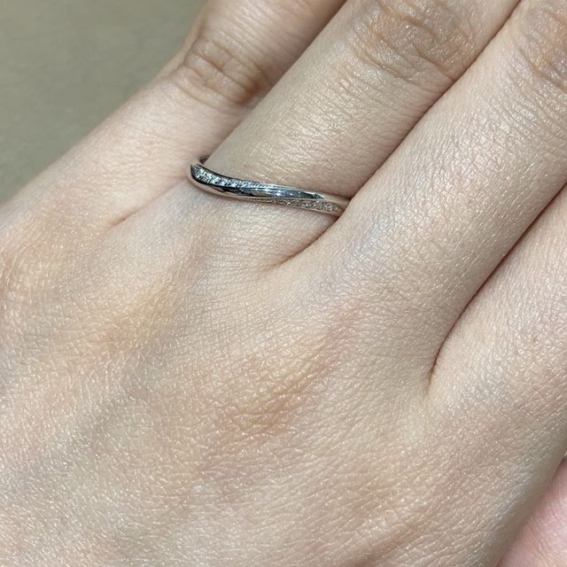 【VIVAGE(ヴィヴァージュ)の口コミ】 S字のウェーブを描くデザインで、指を細く長く綺麗に見せてくれます。ミル…