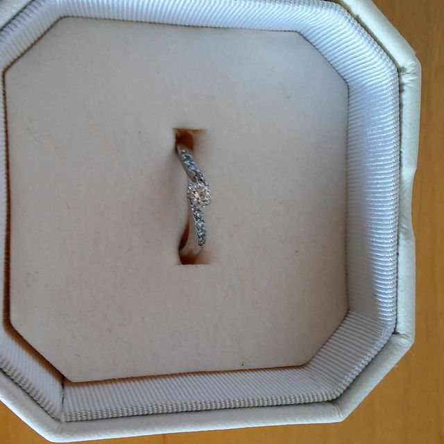 【4℃ BRIDAL(ヨンドシーブライダル)の口コミ】 肌身離さずいつも身に付けられるタイプの婚約指輪を、探していました。購…