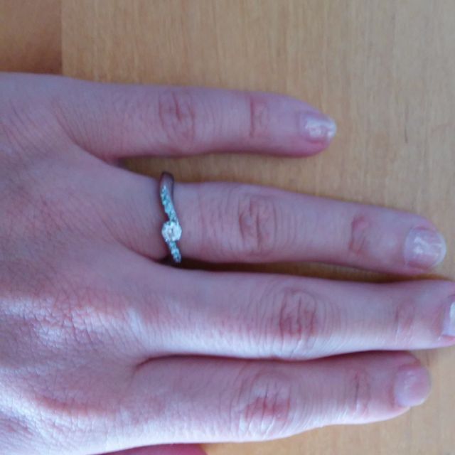 【4℃ BRIDAL(ヨンドシーブライダル)の口コミ】 肌身離さずいつも身に付けられるタイプの婚約指輪を、探していました。購…