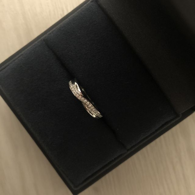 【ハリー・ウィンストン(Harry Winston)の口コミ】 プラチナとダイアモンドの曲線が、指の付け根に優しく沿い指を綺麗に見せ…