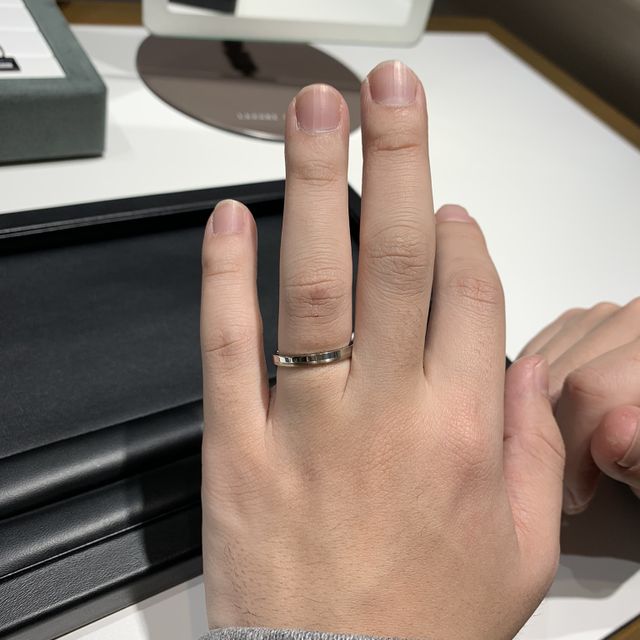 【ラザール ダイヤモンド(LAZARE DIAMOND)の口コミ】 the結婚指輪には抵抗があったため、平打ちリングで、少し個性が出せるデザ…