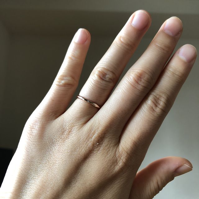 【BAUM(バーム)の口コミ】 色がプラチナよりは、ピンクゴールドでリングの太さが細身のやデザインを…